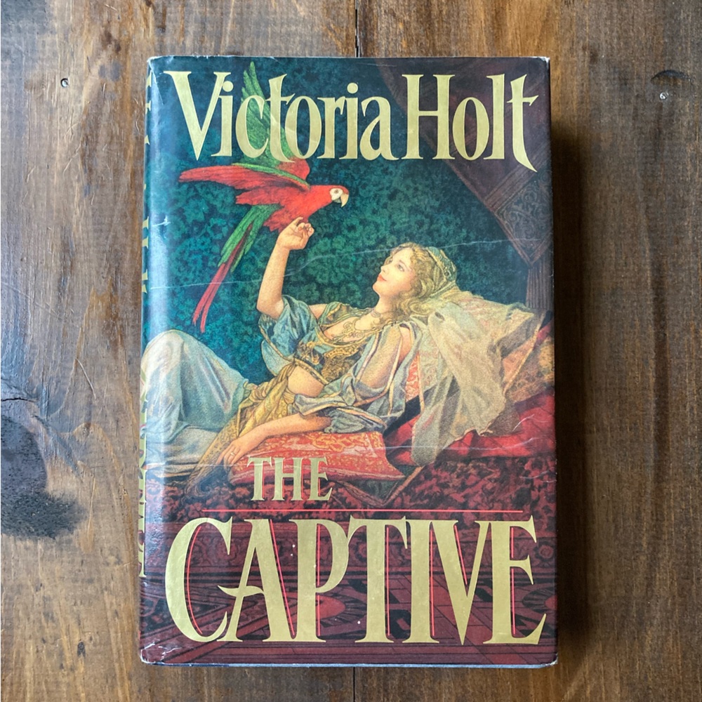 The Captive by Victoria Holt. Hardcover - First Edition - Vintage 1989 - Nice!